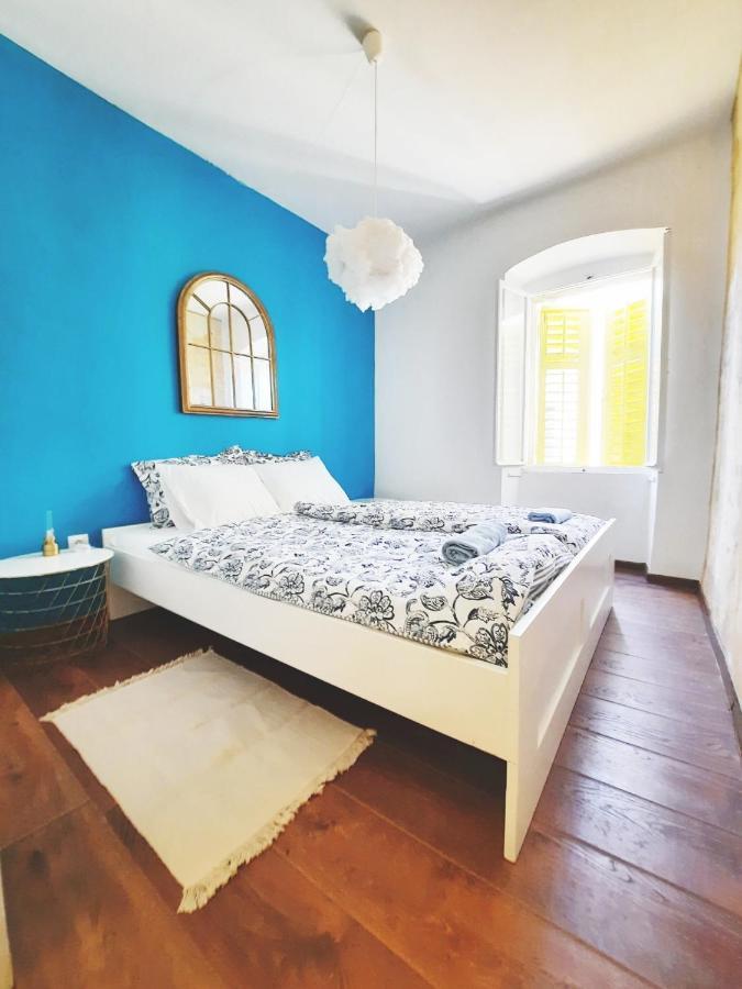רוביני Oh La La Apartment Old Town מראה חיצוני תמונה